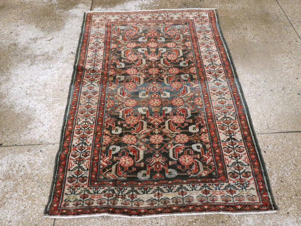Ein alter persischer Malayer-Teppich. Der schiefer- bis königsblaue Grund ist mit einem farbenfrohen Allover-Herati-Muster verziert, das in den Farben Buff, Stroh, Hellblau, Grün und Elfenbein gehalten ist. Die gut gezeichnete elfenbeinfarbene