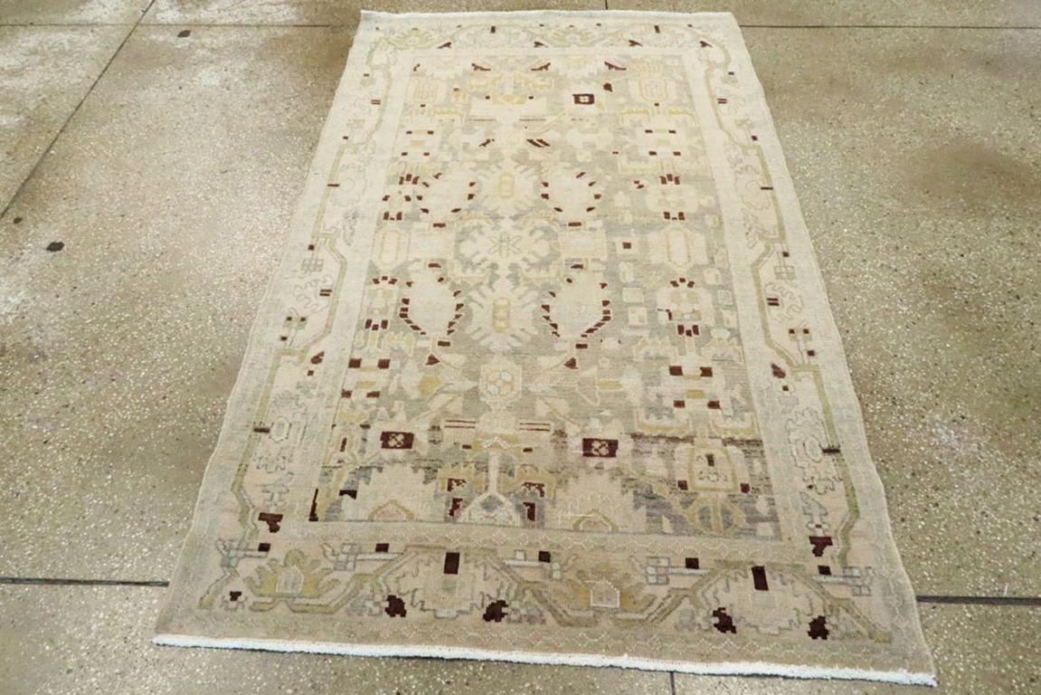Ein alter persischer Malayer-Teppich. Nein, es sind nicht deine Augen! Das Licht-Schatten-Muster ist zu einer Seite hin stark versetzt und besteht aus einer Säule mit Rauten und Sechsecken, um deren Mitte vier große Blätter angeordnet sind. Dunkle