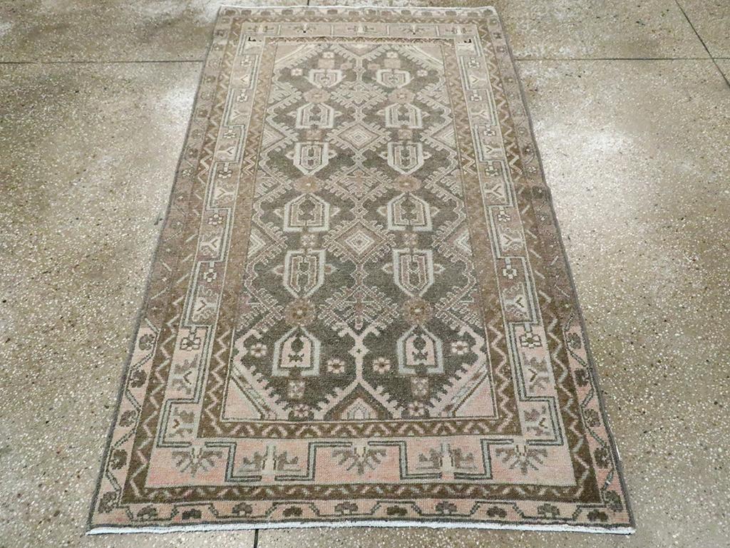 Un tapis vintage persan Malayer fait à la main au milieu du 20e siècle.

Mesures : 3' 6