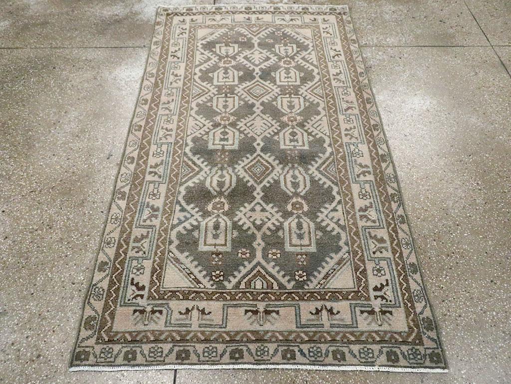 Un tapis vintage persan Malayer fait à la main au milieu du 20e siècle.

Mesures : 3' 6