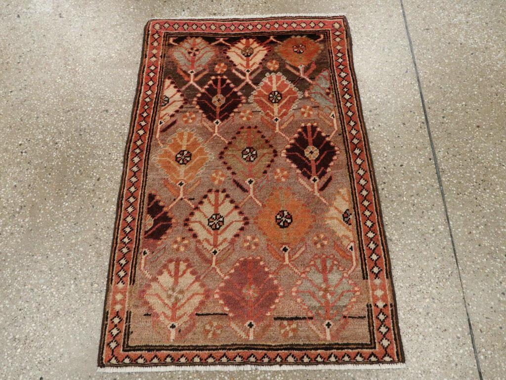 Una alfombra persa Malayer vintage hecha a mano a mediados del siglo XX.

Medidas: 2' 1