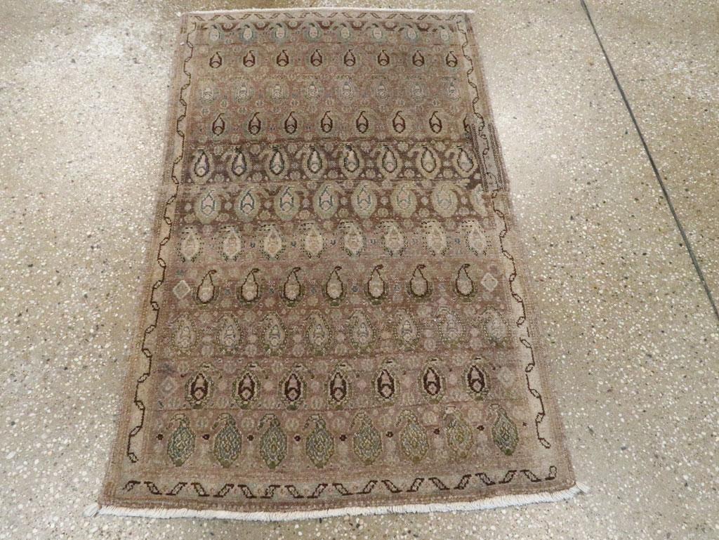Un tappeto persiano vintage Malayer. Undici file sfalsate di boteh con orientamento alternato a destra e a sinistra decorano il campo grigio ardesia ben abraso di questo spargimento di villaggio persiano occidentale. La vite singola di colore