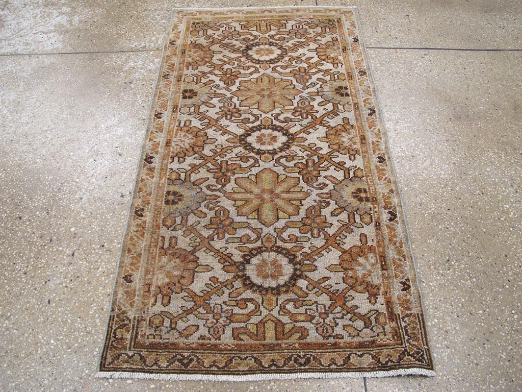 Un tappeto persiano vintage Malayer. Questo attraente spargimento rustico persiano occidentale mostra un traliccio a rosette di Minas Khani particolarmente elaborato e frondoso su un fondo sabbioso color guscio d'uovo. Il campo drammatico mette in