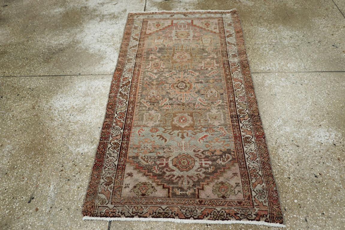 Un tappeto persiano vintage Malayer. Tre ottagoni con braccio a polipo e medaglioni più piccoli e foglie di pesce decorano il campo di questo spargimento di villaggio persiano occidentale, mentre il bordo principale color avorio alterna palmette a