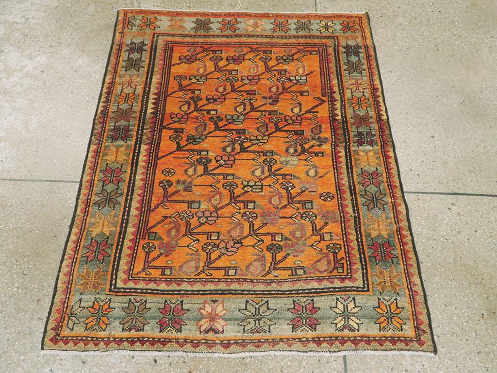 Un tappeto persiano vintage Malayer. Il campo abrasivo color ruggine-zucca mostra fiori dritti e steli diagonali boteh con un bordo variegato grigio-verde di stelle colorate. Questo tappeto rustico persiano occidentale ha un'audacia che ricorda