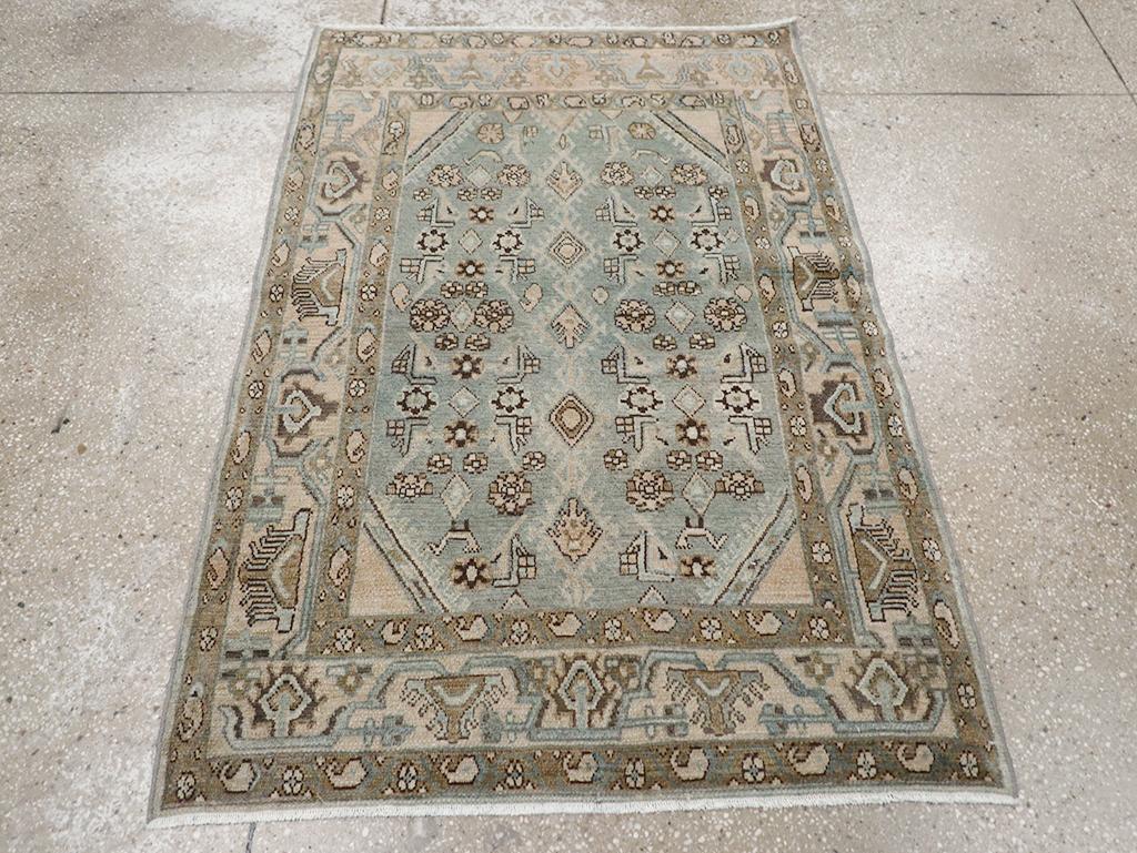 Une pile de laine composée de nœuds symétriques repose sur une base de coton. De petits oiseaux ont infiltré le motif classique de Herati sur un champ de couleur perle. La colonne centrale de pastilles frangées constitue une innovation. La bordure,