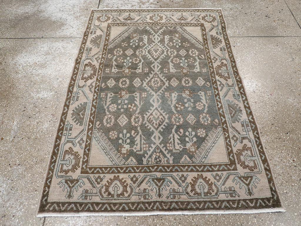 Un mucchio di lana con nodi simmetrici su una base di cotone. Ammiriamo gli spargimenti di Malayer e questo è caratterizzato da un campo grigio ardesia con una spina dorsale di diamanti uniti e sfrangiati, completati da rosette, palmette e foglie