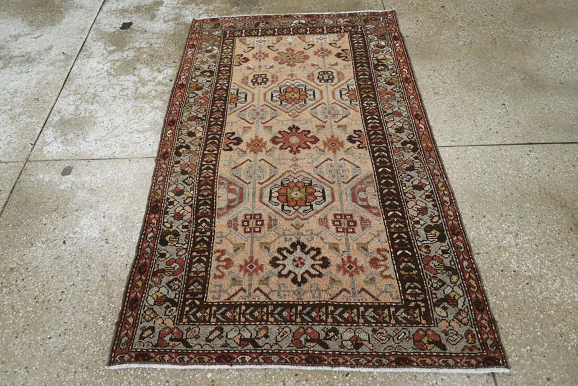Ein alter persischer Malayer-Teppich. Das gelb-camellfarbene Feld zeigt ein Allover-Muster aus Schneeflockensternen,  Eingedellte Oktogone und geometrische Rosetten, die alle durch vertikale Linien verbunden sind, sind auf diesem westpersischen