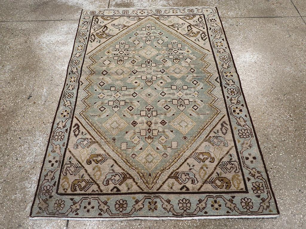 Un tappeto persiano d'epoca Malayer fatto a mano nella metà del XX secolo.

Misure: 3' 4