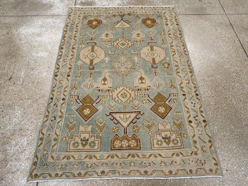 Ein Wollflor mit symmetrischen Knoten auf einer Baumwollunterlage. Eine mit Widerhaken versehene zentrale Raute verankert eine vertikale Stange, die mit Aschiks und Martiniglasmotiven verziert ist. Gezackte Botehs, gebänderte runde Achtecke und vier