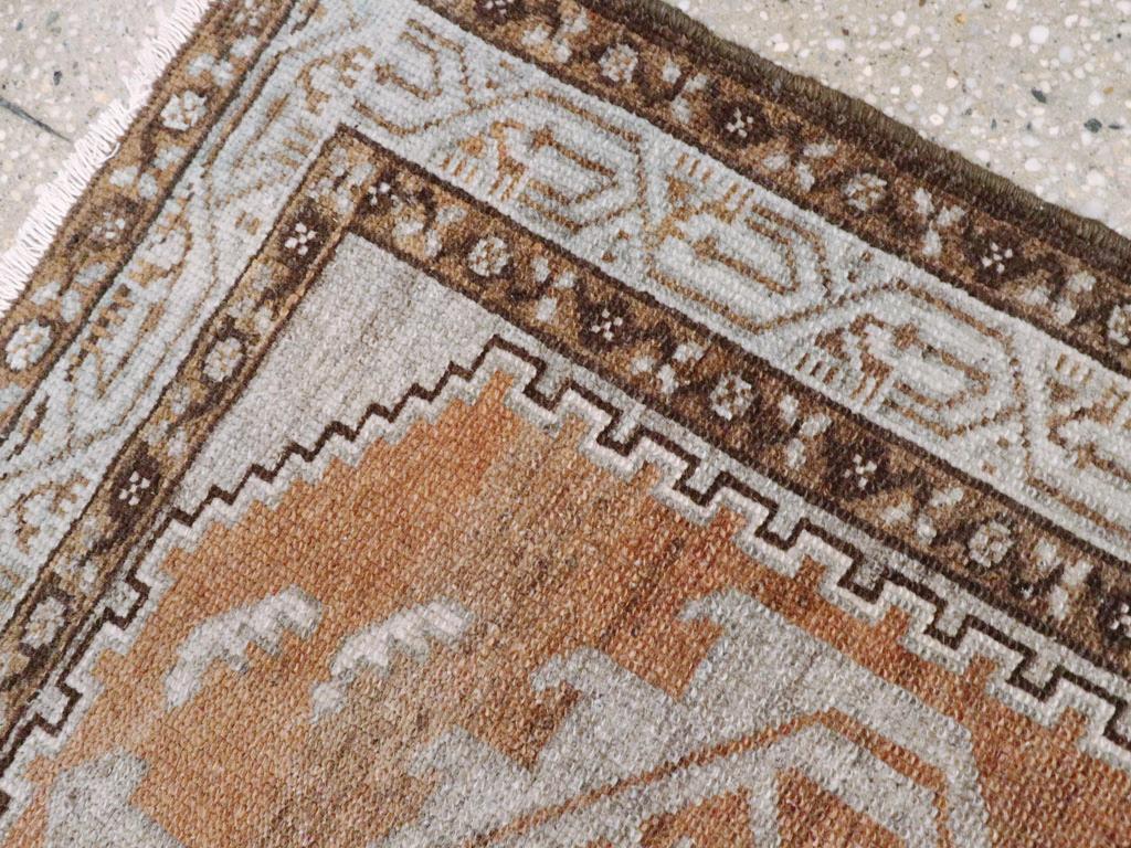 Annodato a mano Tappeto persiano Malayer della metà del XX secolo in vendita