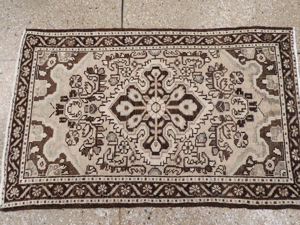 Tapis persan Malayer du milieu du 20e siècle Excellent état - En vente à New York, NY