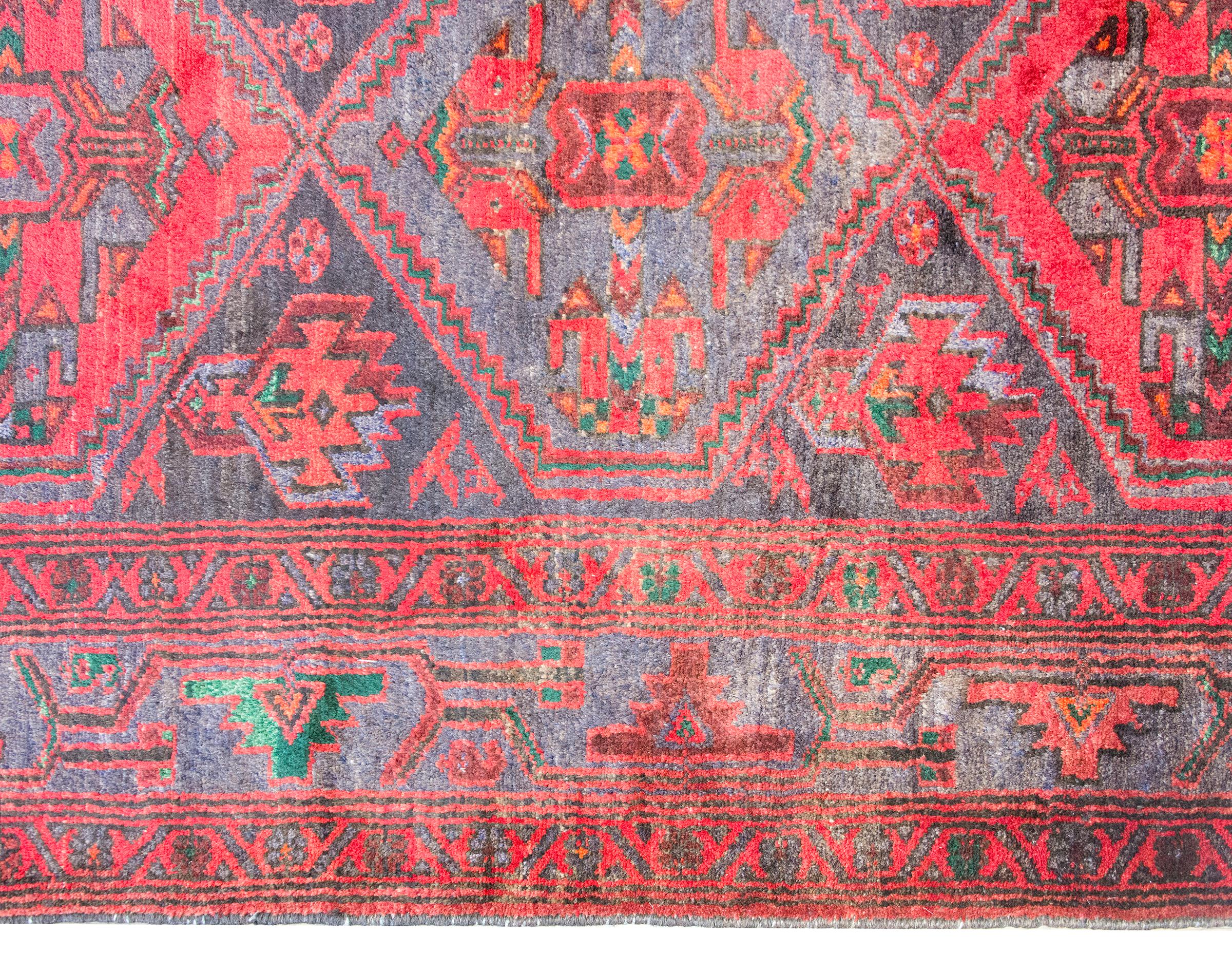 Persiano Tappeto persiano Mazleghan della metà del XX secolo in vendita