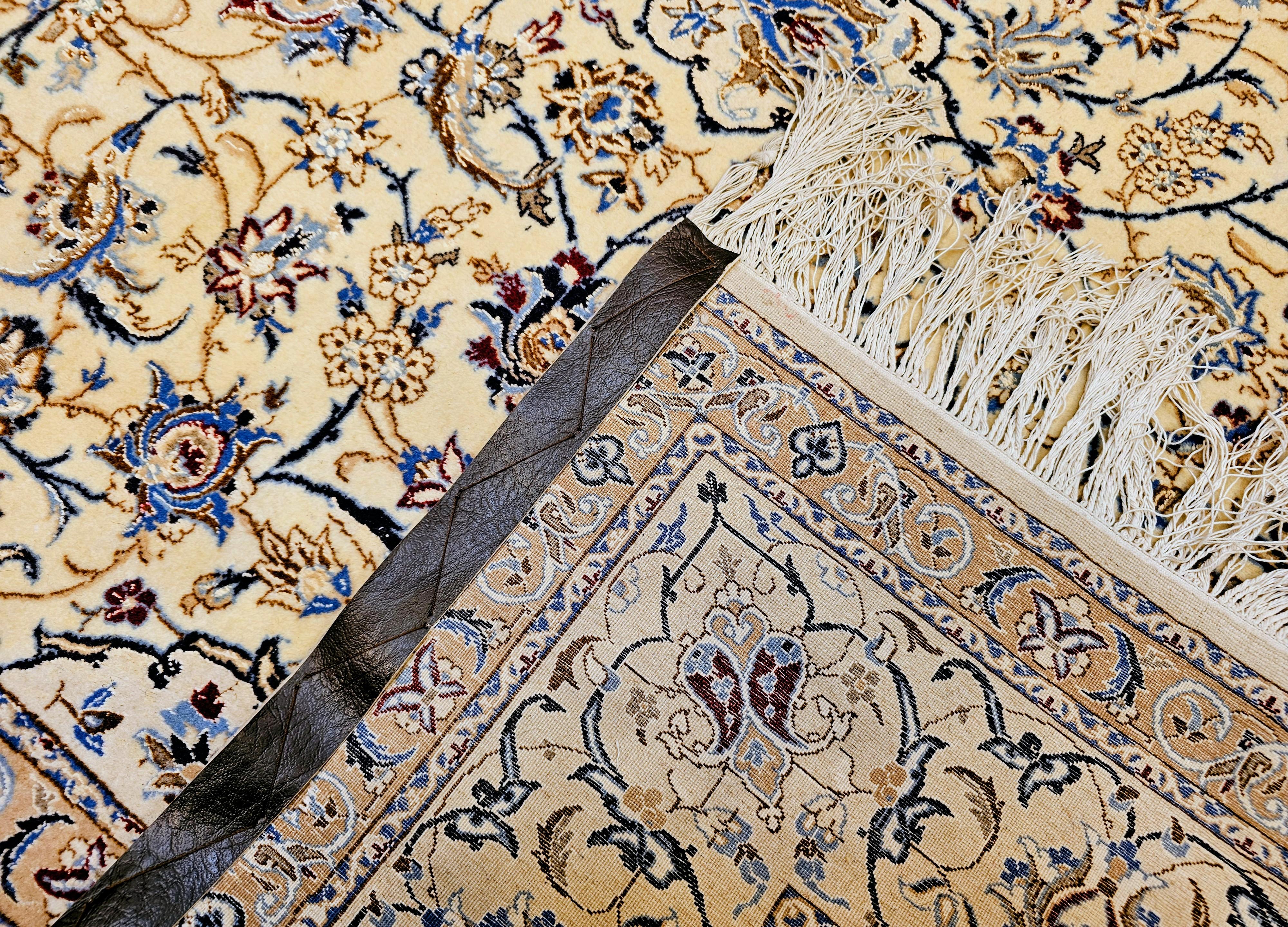 Persischer Nain-Teppich aus der Mitte des 20. Jahrhunderts, elfenbeinfarben, blau mit Seidenakzenten im Angebot 6