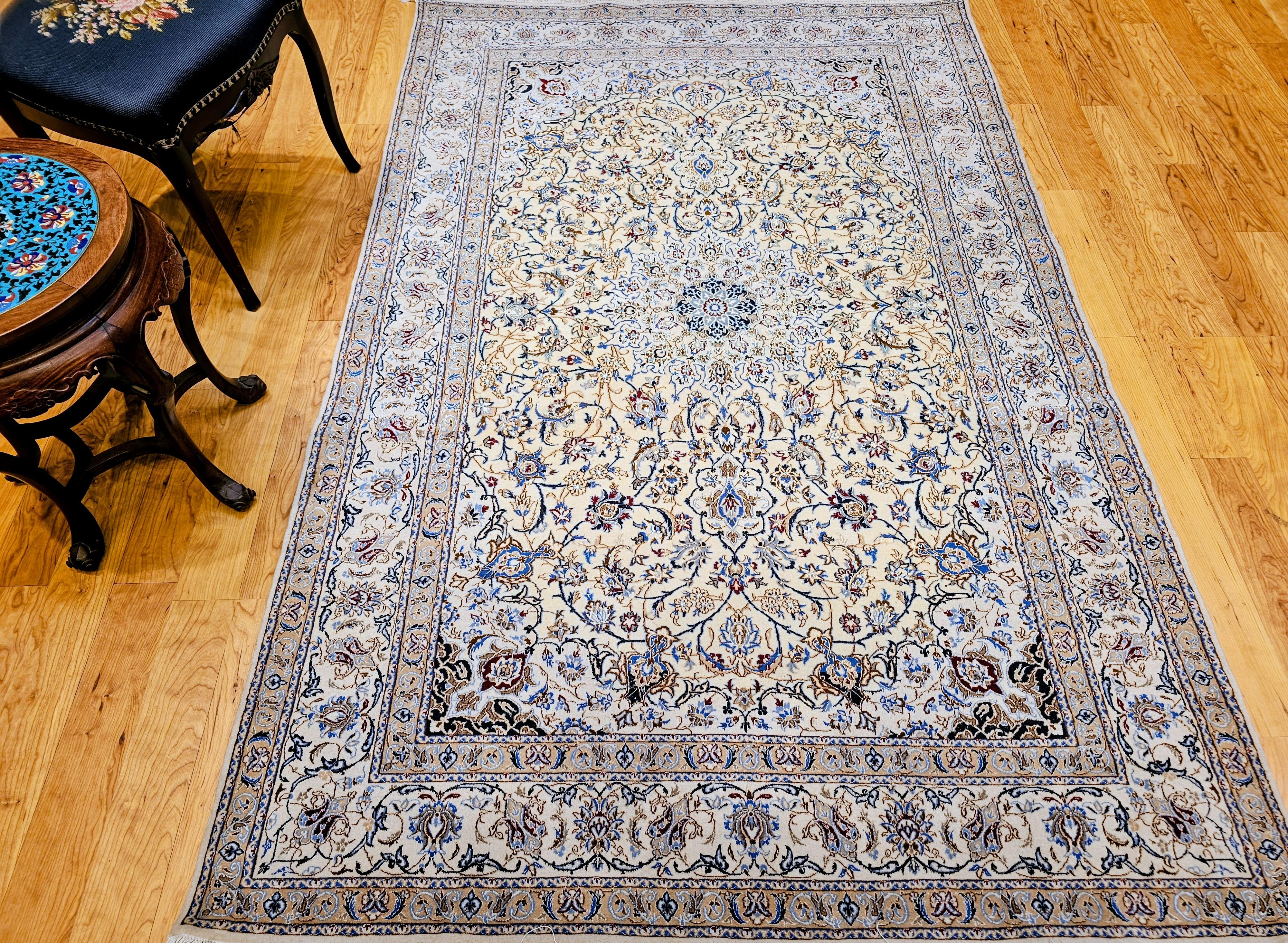 Persischer Nain-Teppich aus der Mitte des 20. Jahrhunderts, elfenbeinfarben, blau mit Seidenakzenten im Angebot 7