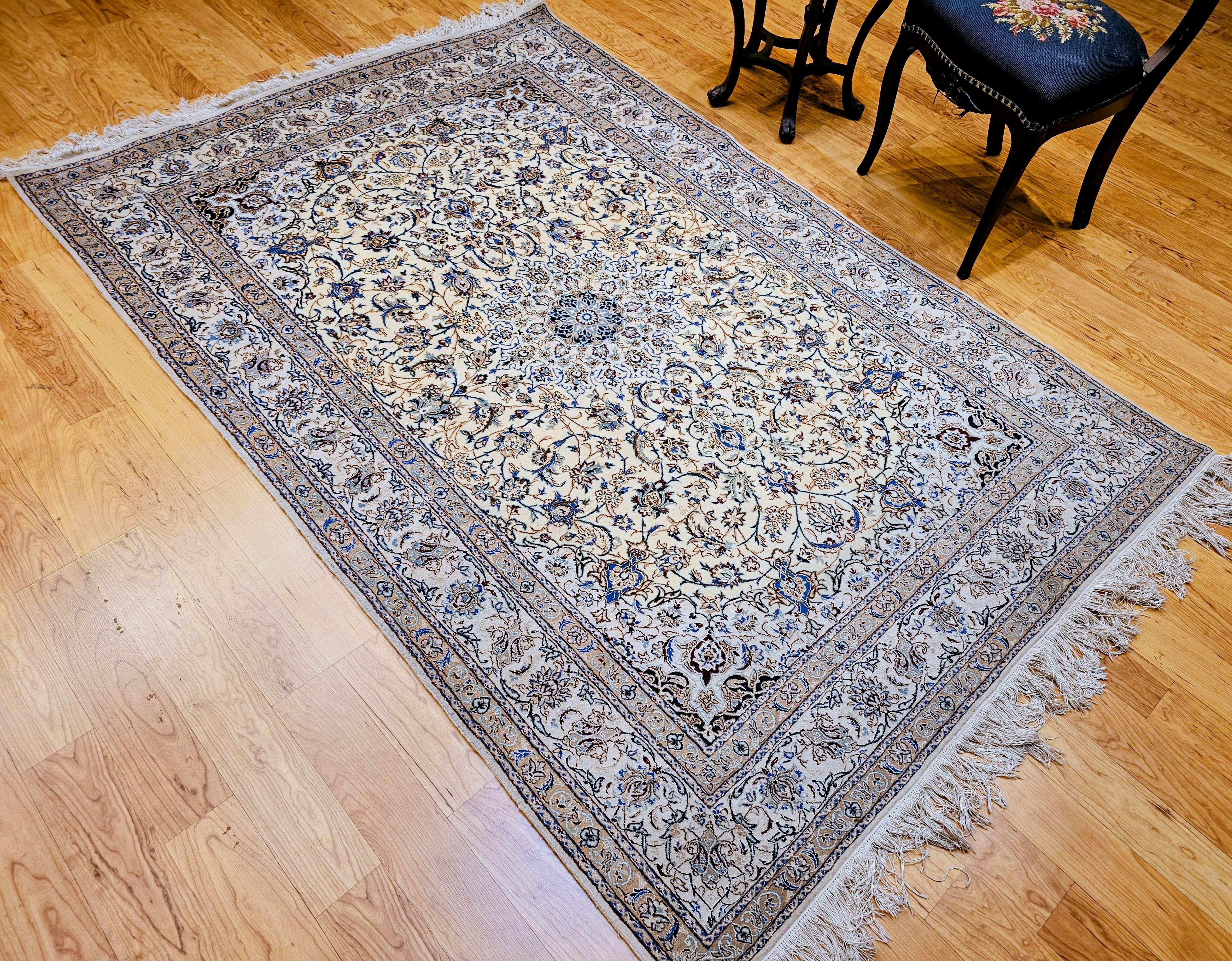 Persischer Nain-Teppich aus der Mitte des 20. Jahrhunderts, elfenbeinfarben, blau mit Seidenakzenten im Angebot 10