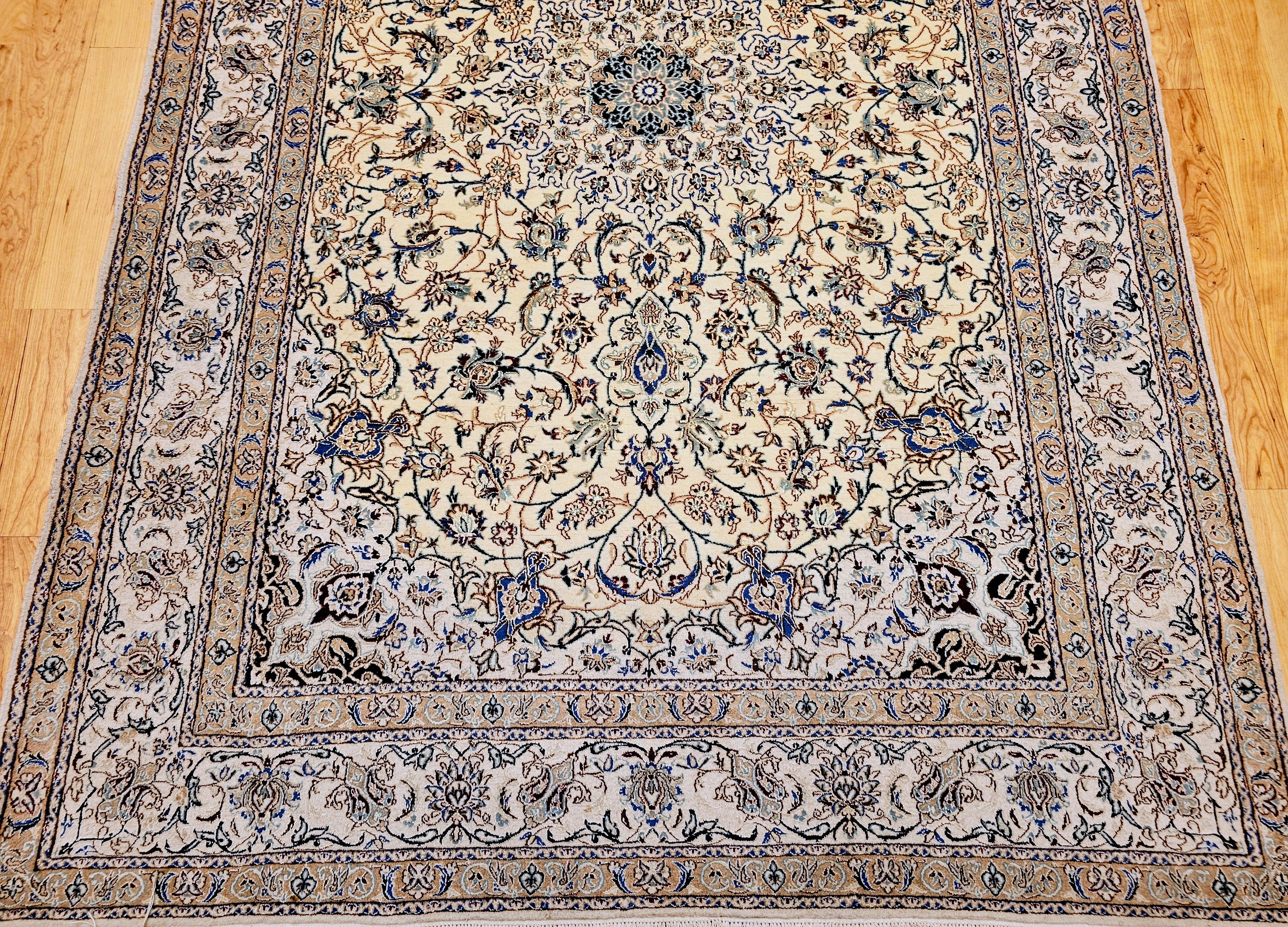 Persischer Nain-Teppich aus der Mitte des 20. Jahrhunderts, elfenbeinfarben, blau mit Seidenakzenten im Zustand „Gut“ im Angebot in Barrington, IL