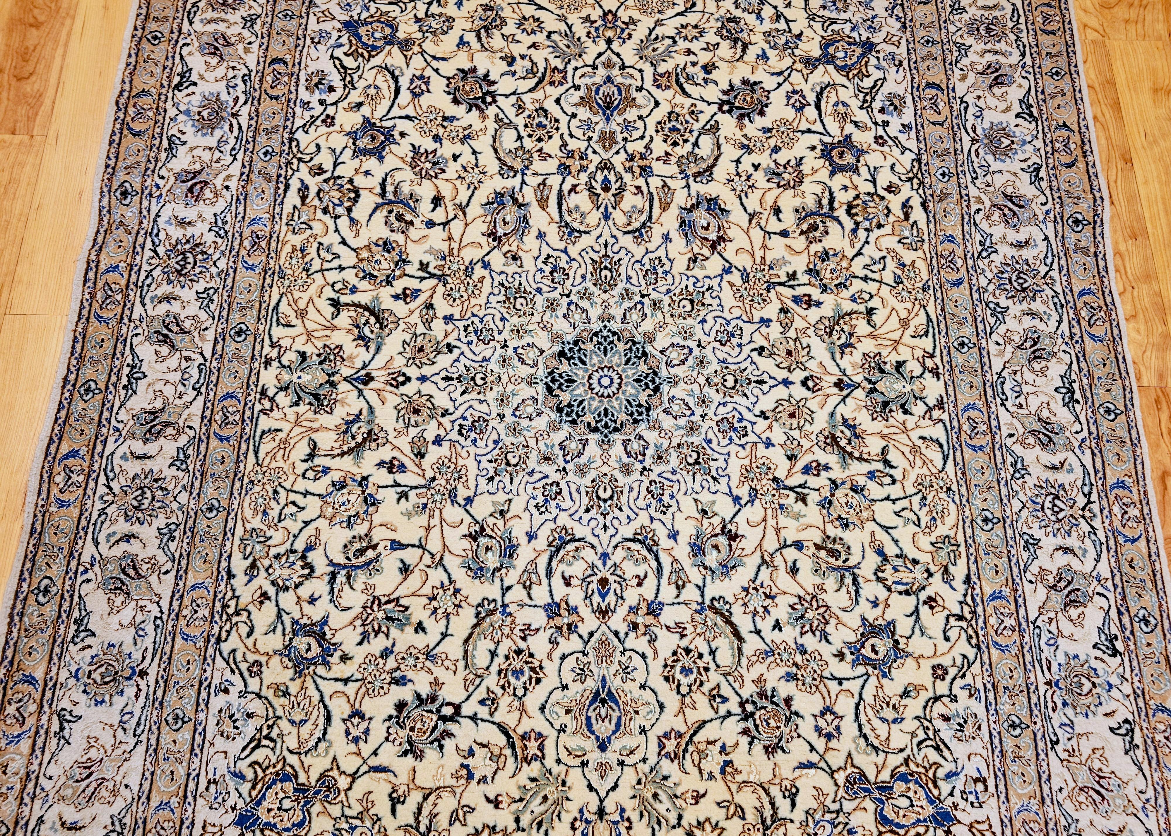 Persischer Nain-Teppich aus der Mitte des 20. Jahrhunderts, elfenbeinfarben, blau mit Seidenakzenten (Wolle) im Angebot