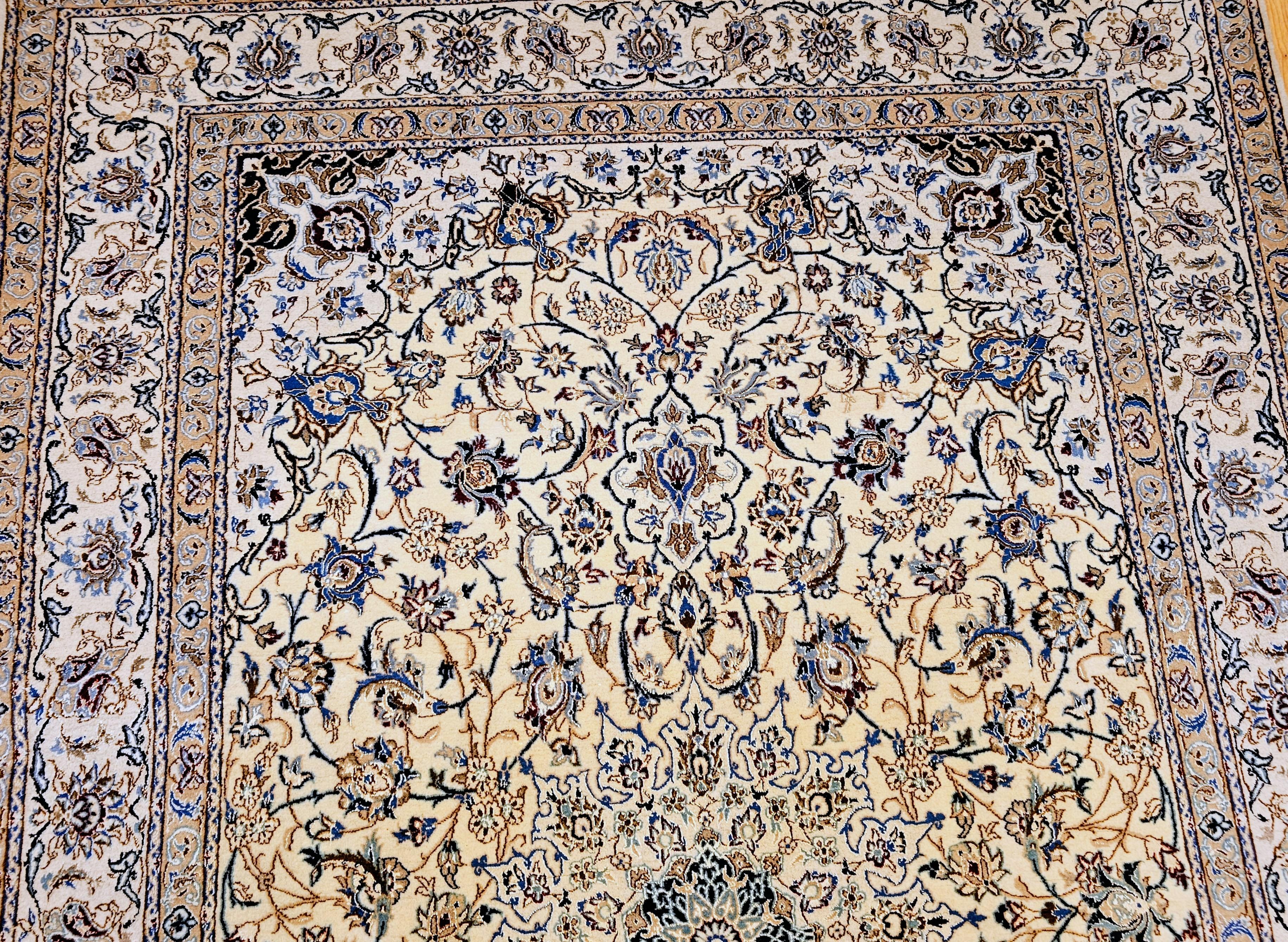 Persischer Nain-Teppich aus der Mitte des 20. Jahrhunderts, elfenbeinfarben, blau mit Seidenakzenten im Angebot 1