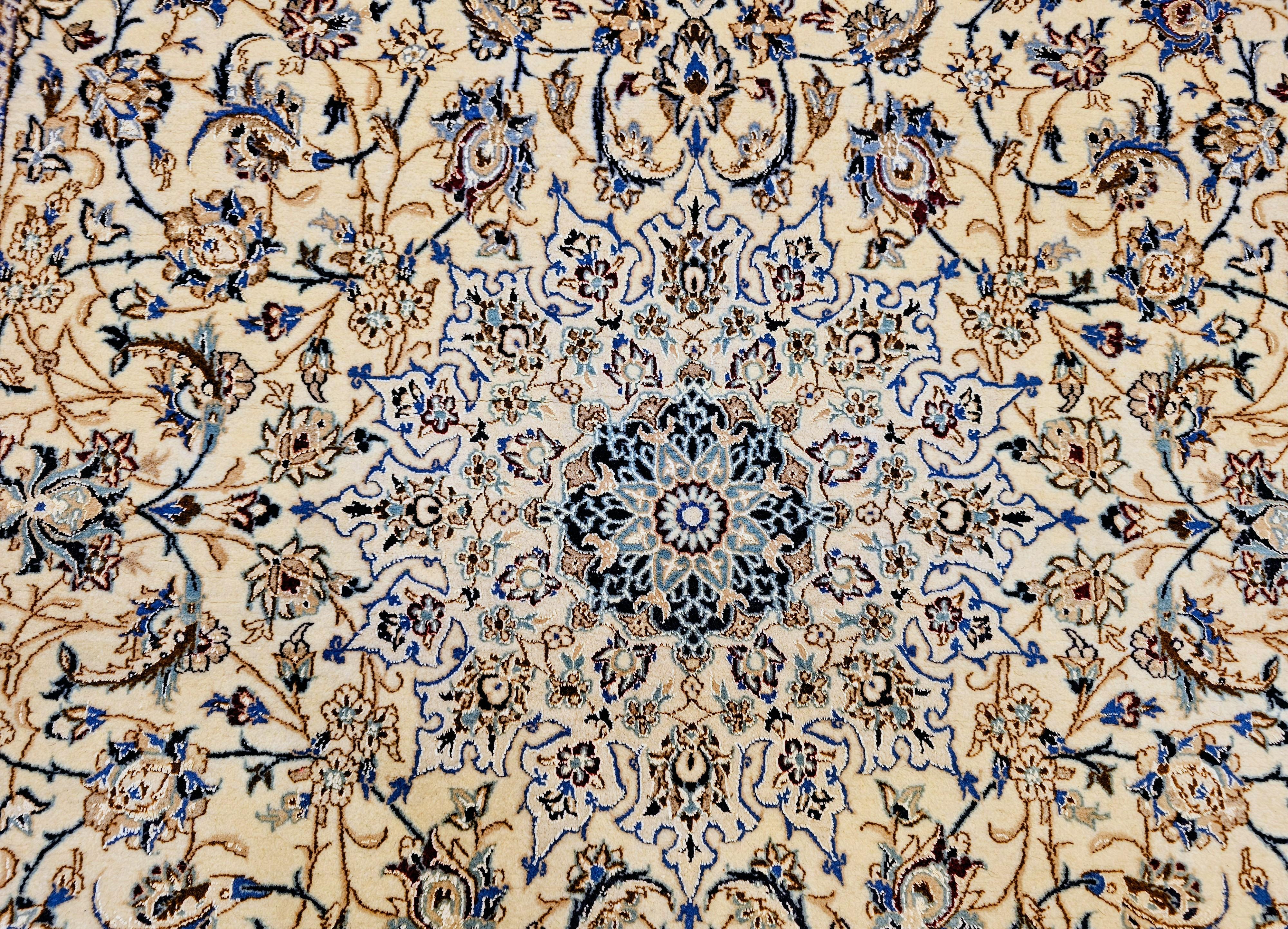 Persischer Nain-Teppich aus der Mitte des 20. Jahrhunderts, elfenbeinfarben, blau mit Seidenakzenten im Angebot 3