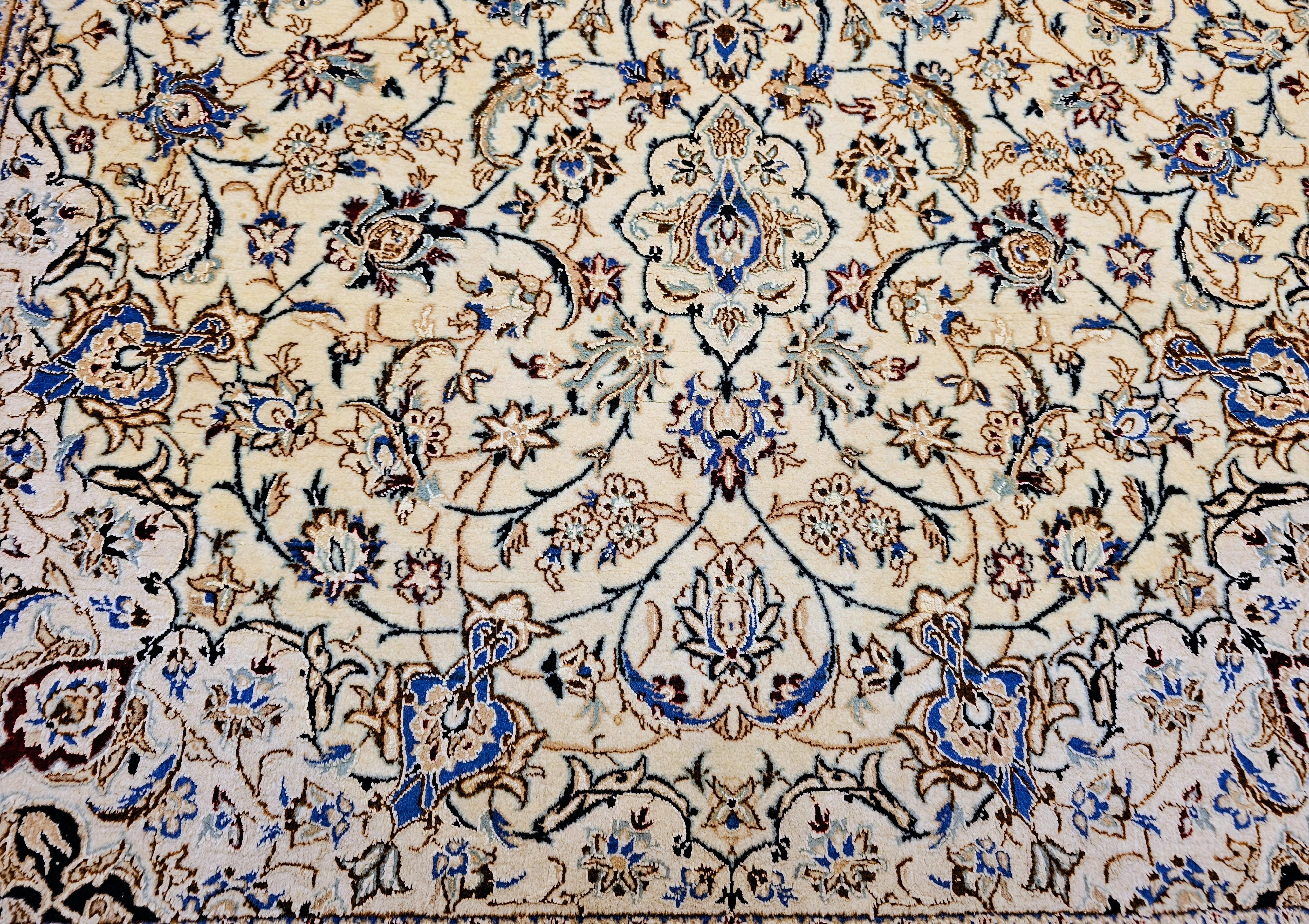 Persischer Nain-Teppich aus der Mitte des 20. Jahrhunderts, elfenbeinfarben, blau mit Seidenakzenten im Angebot 4