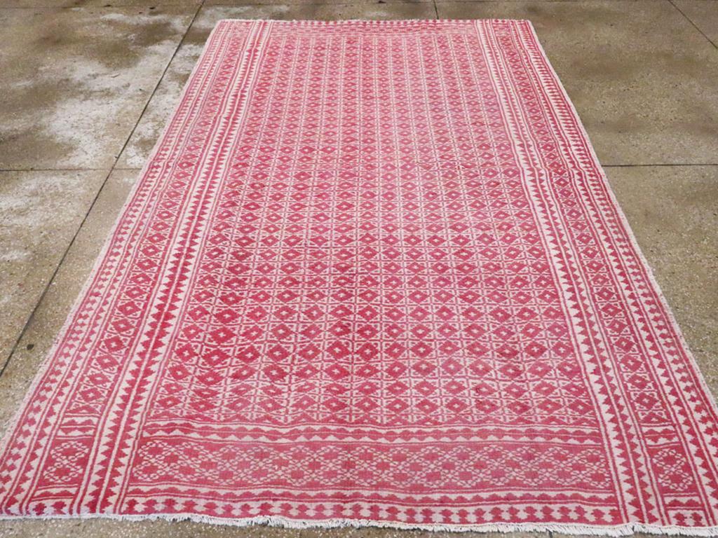 Un tappeto persiano vintage a trama piatta reversibile Rug & Kilim. Con una palette di colori ecru e rosso tenue, questo tappeto rustico a trama extra dettagliata in cotone presenta bordi laterali con motivi a triangolo e a rombi. Il bordo
