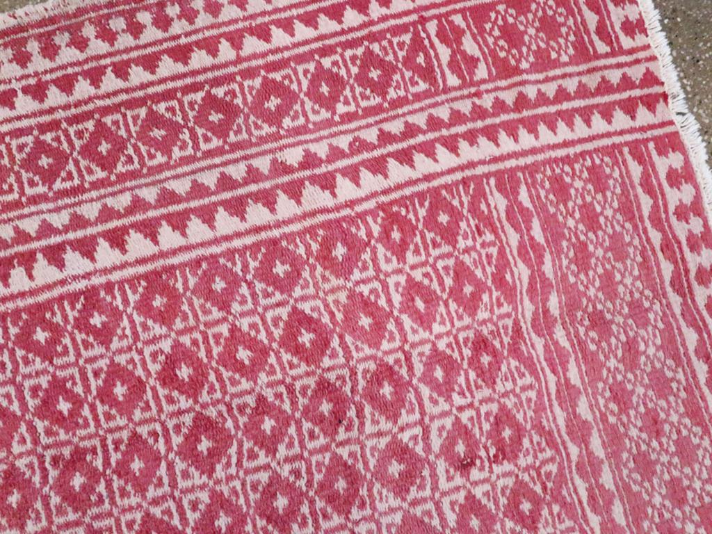 XX secolo Tappeto persiano a trama piatta reversibile della metà del 20° secolo & Rug & Kilim in vendita