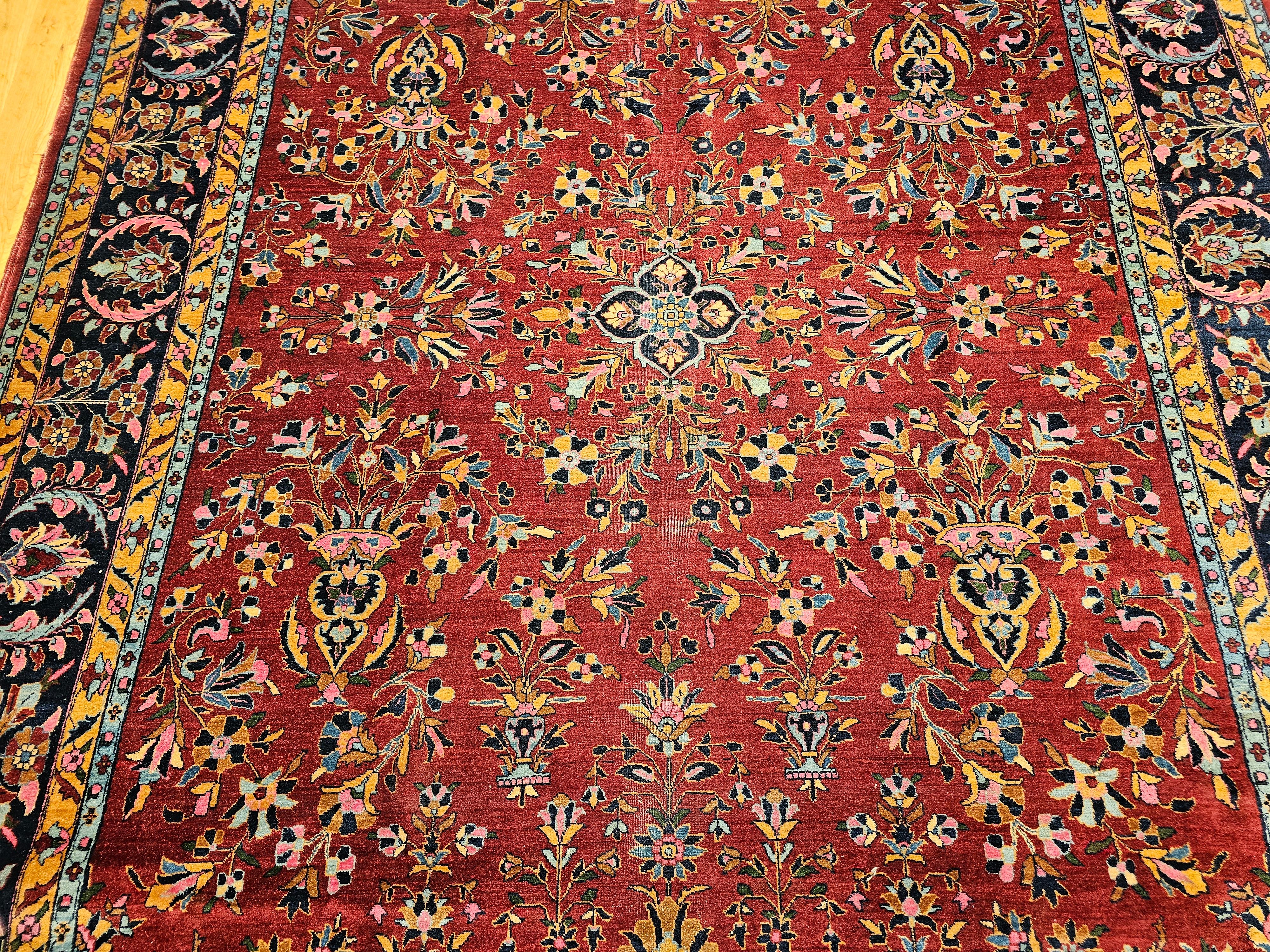 Persischer Sarouk-Teppich aus der Mitte des 20. Jahrhunderts mit floralem Allover-Muster in Rot, Marineblau und Rosa (Wolle) im Angebot