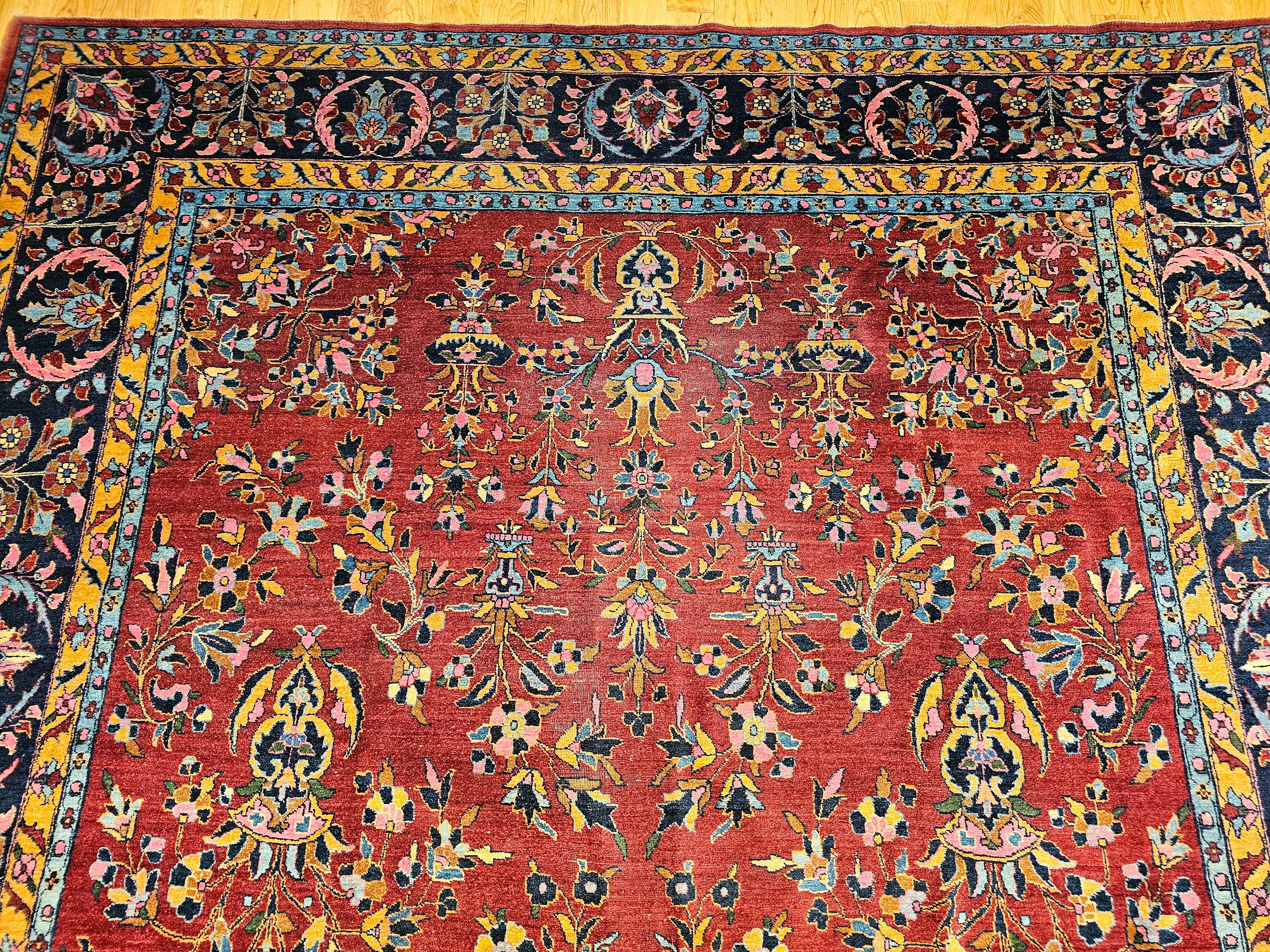 Persischer Sarouk-Teppich aus der Mitte des 20. Jahrhunderts mit floralem Allover-Muster in Rot, Marineblau und Rosa im Angebot 1