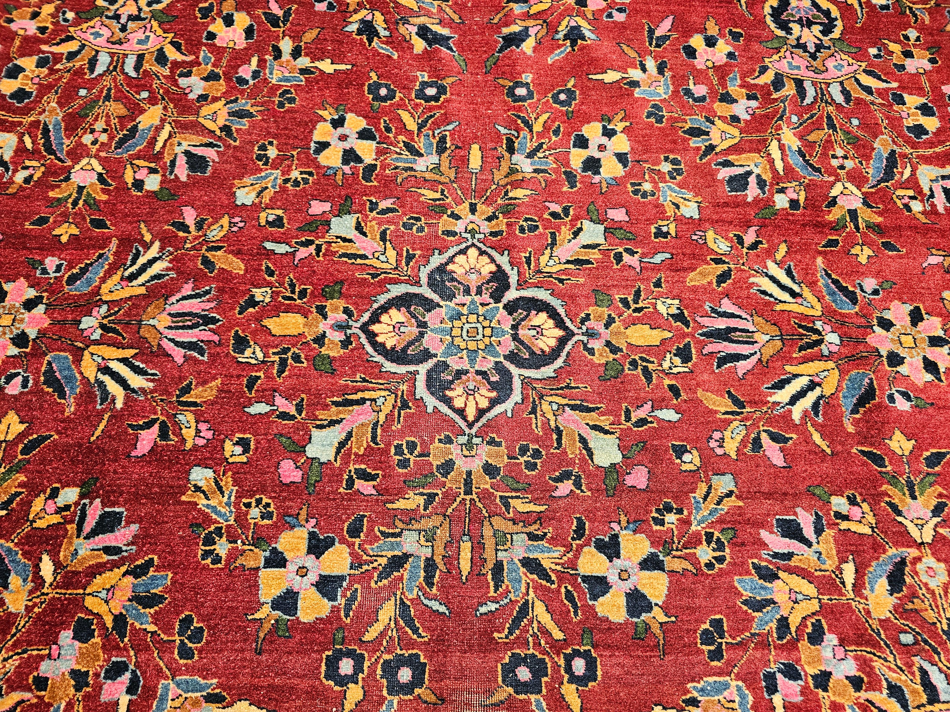 Persischer Sarouk-Teppich aus der Mitte des 20. Jahrhunderts mit floralem Allover-Muster in Rot, Marineblau und Rosa im Angebot 3