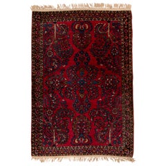 Persischer Sarouk-Teppich aus der Mitte des 20. Jahrhunderts, rotes Feld, mittelgroßer Flor, blaue Akzente