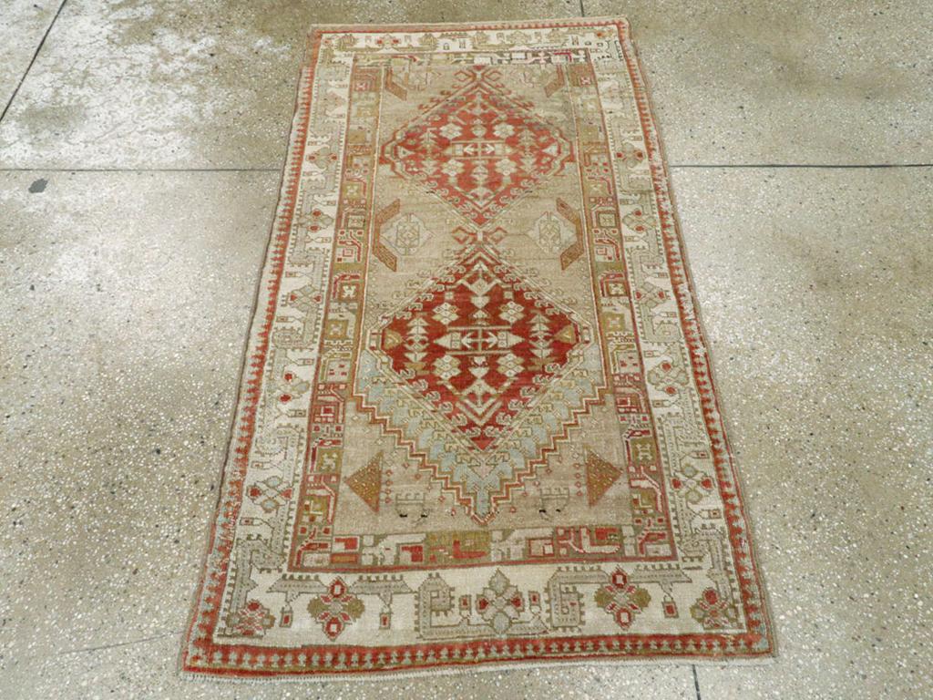 Un tappeto persiano vintage Serab realizzato a mano nella metà del XX secolo.

Misure: 2' 11
