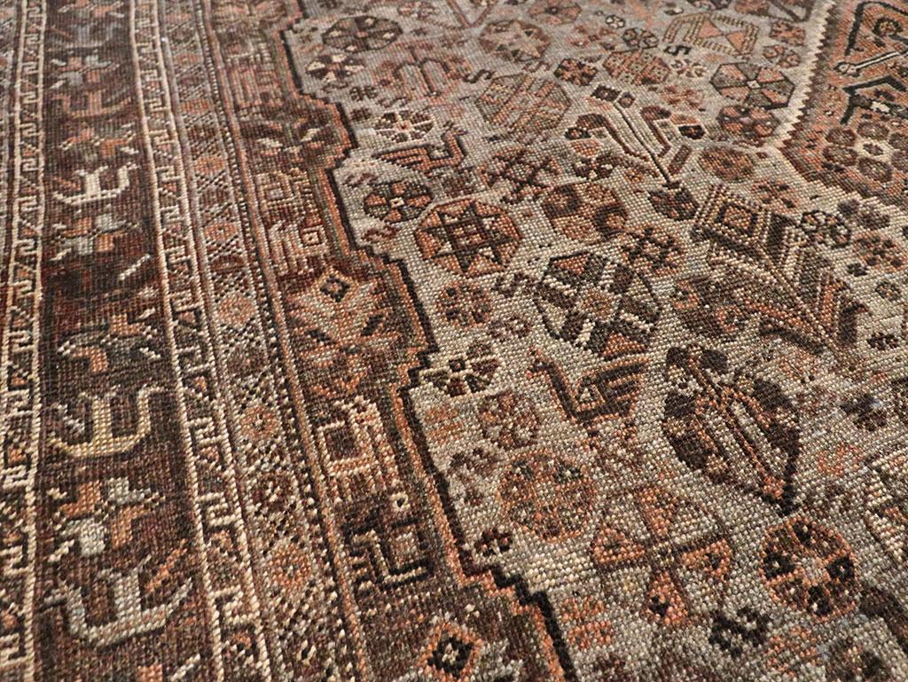 Mid-20th Century Persian Shiraz Accent Rug Tribal en venta