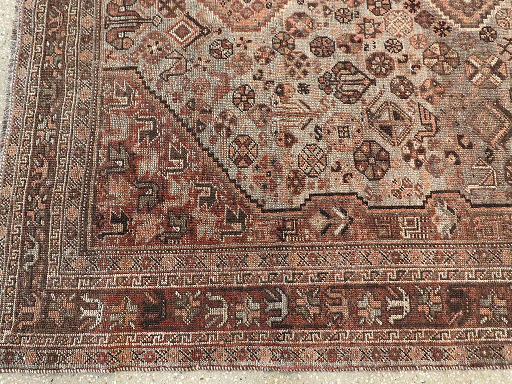 Mid-20th Century Persian Shiraz Accent Rug Anudado a mano en venta