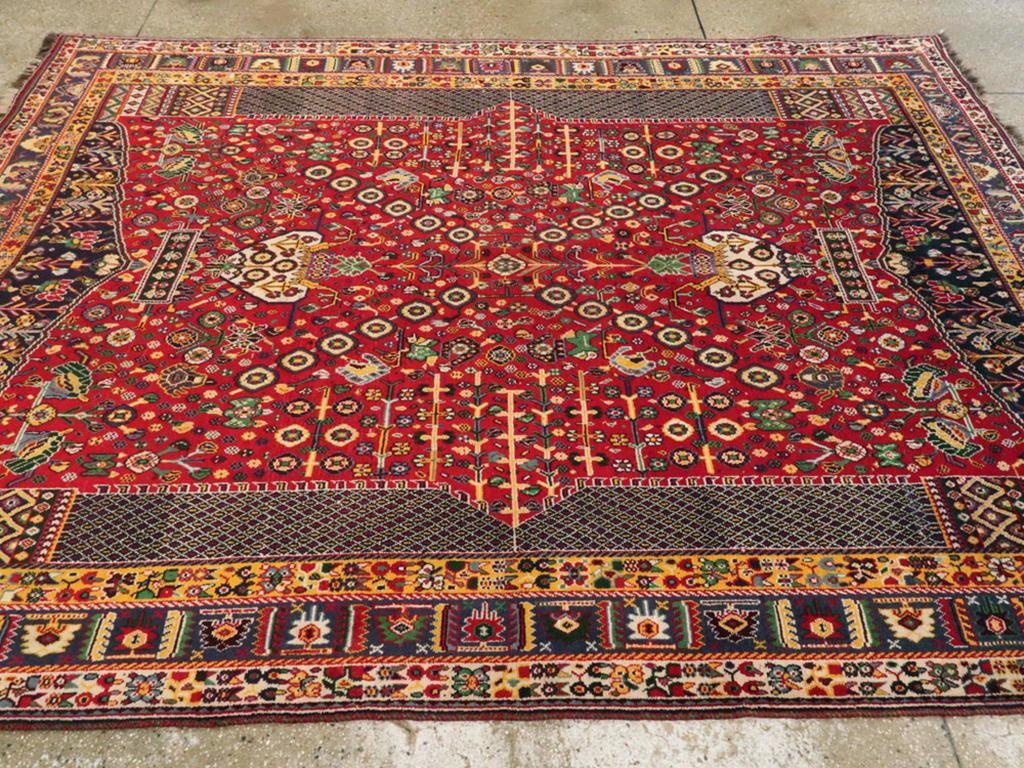 Mid-20th Century Persian Shiraz Accent Rug Anudado a mano en venta