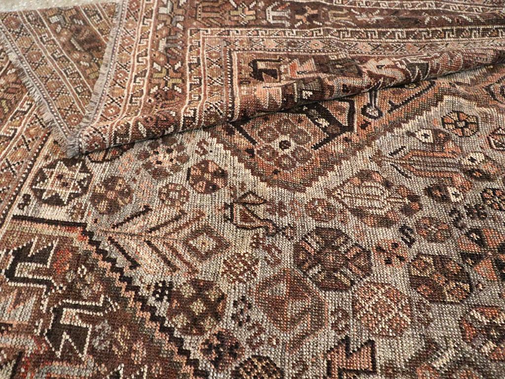 Mid-20th Century Persian Shiraz Accent Rug siglo XX en venta