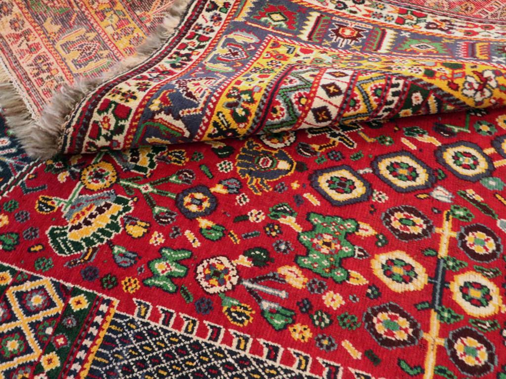 Mid-20th Century Persian Shiraz Accent Rug siglo XX en venta