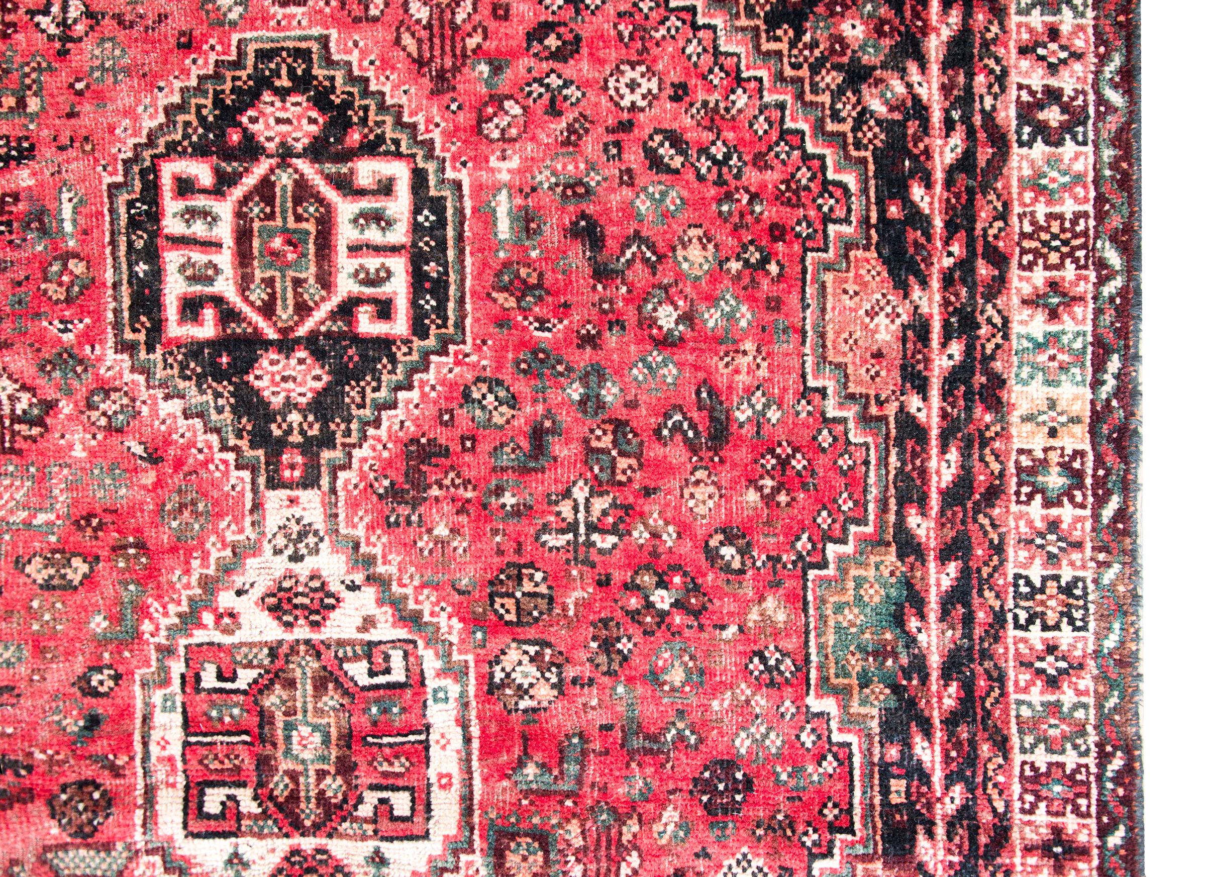 Mid-20th Century Persian Shiraz Rug In Good Condition For Sale In Chicago, IL