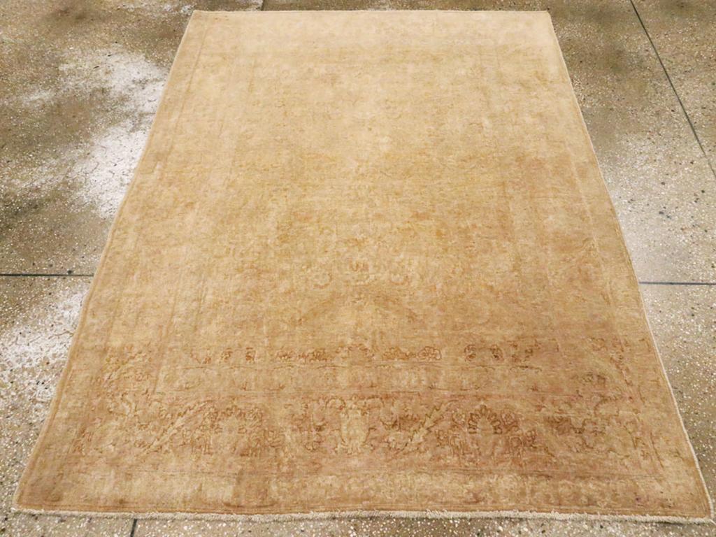 Tapis d'accent persan Tabriz vintage. Des bandes de nuages sont combinées à des palmettes sur ce tapis Tabriz marron clair. Les détails sont choisis dans les tons rouille et beige. Sa tonalité douce et sa taille relativement compacte le rendent