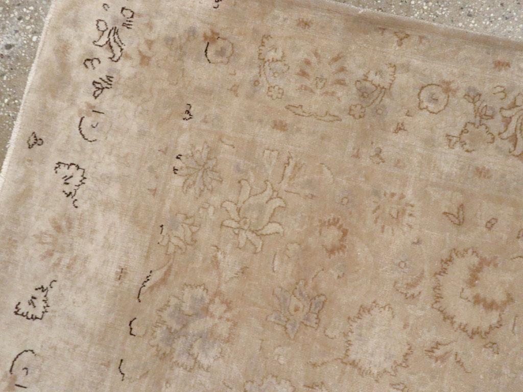 Alfombra de acento persa Tabriz de mediados del siglo XX Anudado a mano en venta