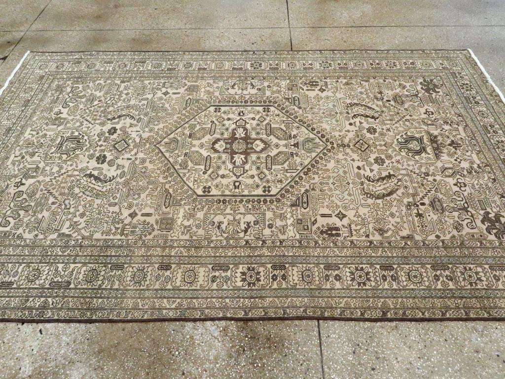 Mid-20th Century Persian Tabriz Accent Rug (Handgeknüpft) im Angebot