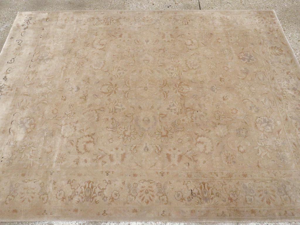 Alfombra de acento persa Tabriz de mediados del siglo XX en Excelente estado para la venta en New York, NY