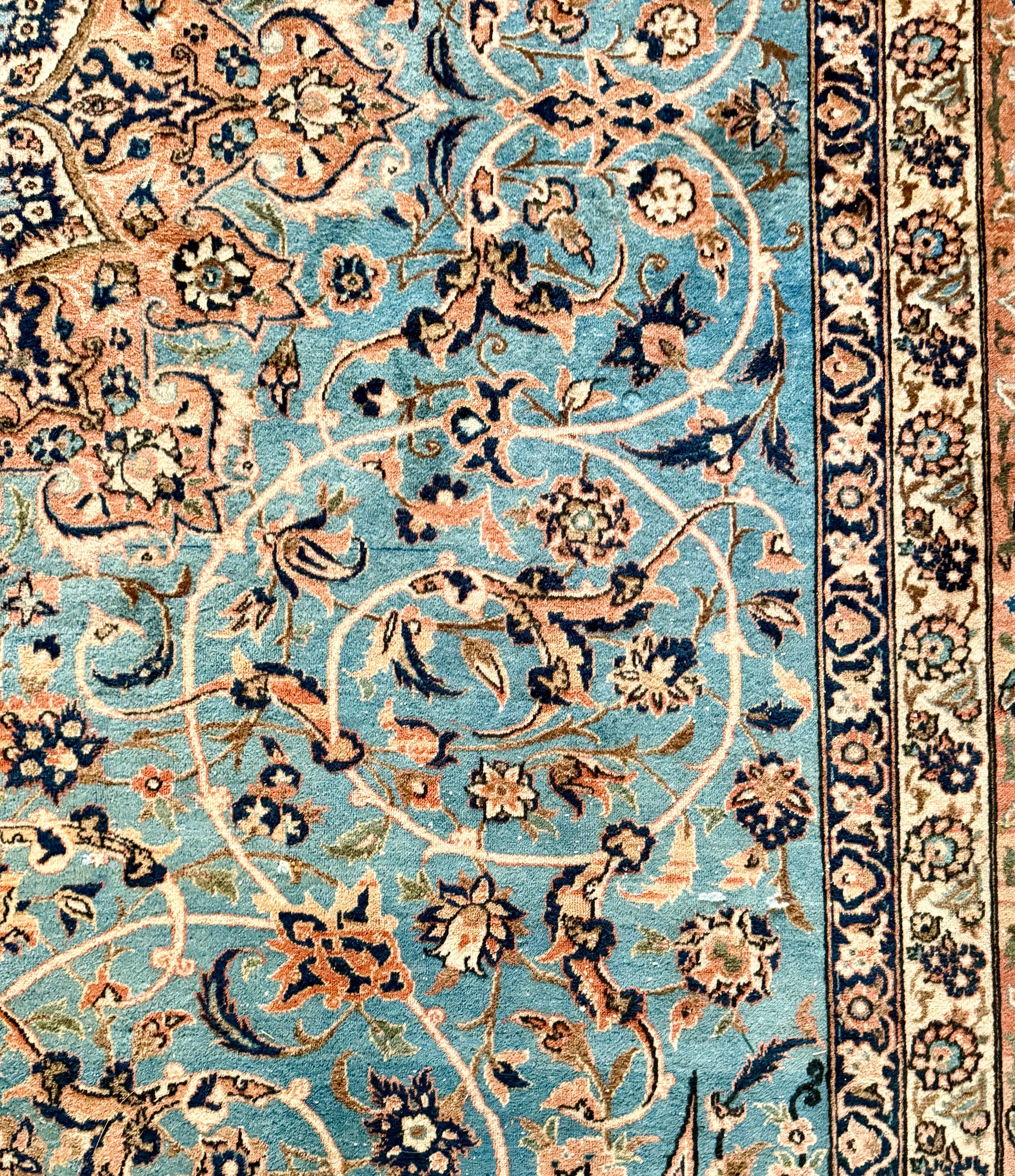 Magnifique tapis en laine nouée à la main de Tabriz qui mesure 14 pieds par 10,3 pieds.
Les couleurs sont magnifiques et la moquette est toujours en bon état, même après 80 ans ! Grande échelle pour la plupart des pièces, y compris les appartements.