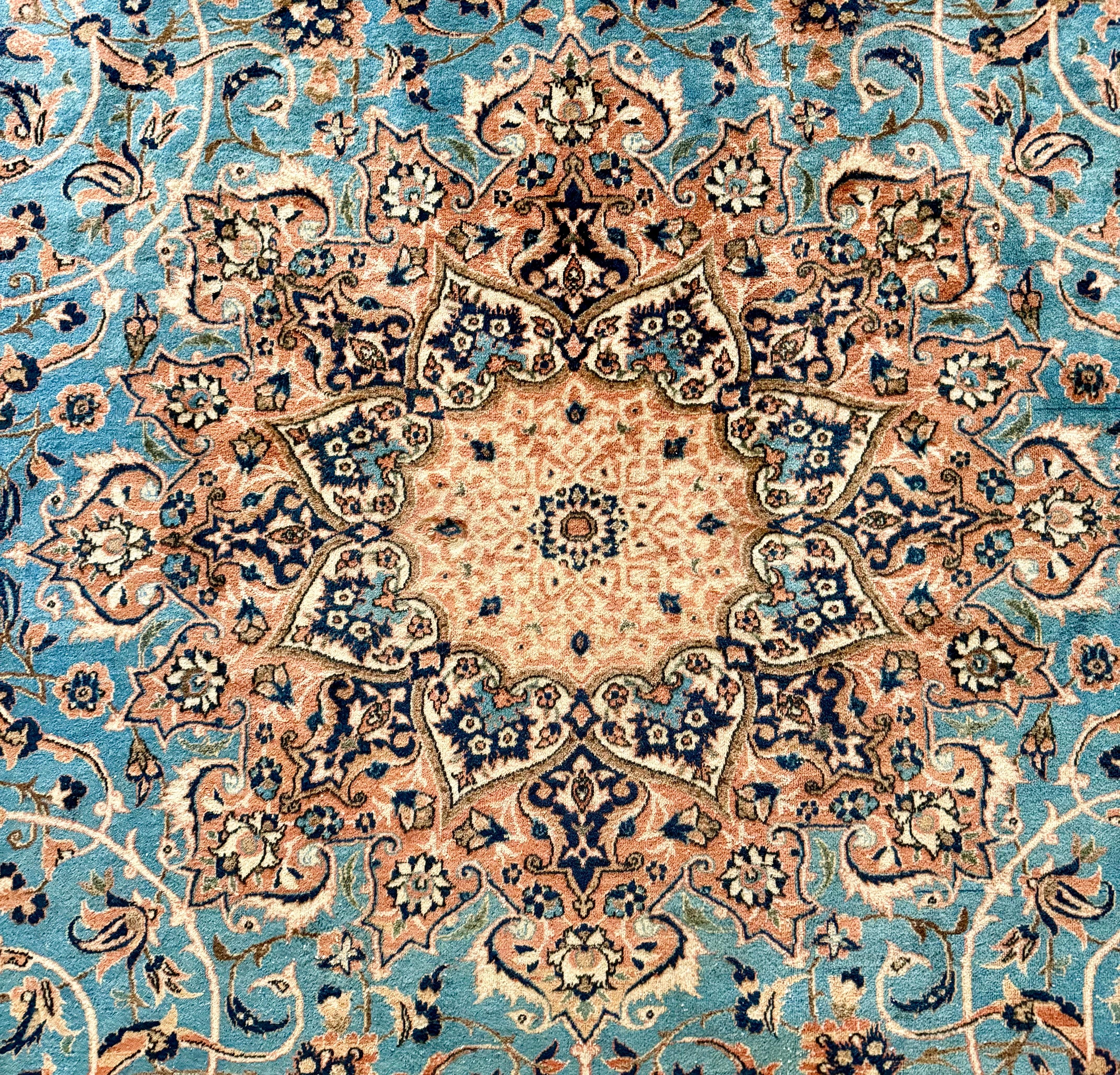 Perse Tapis persan Tabriz du milieu du 20e siècle, noué à la main, taille de pièce 14 x 10,3 en vente