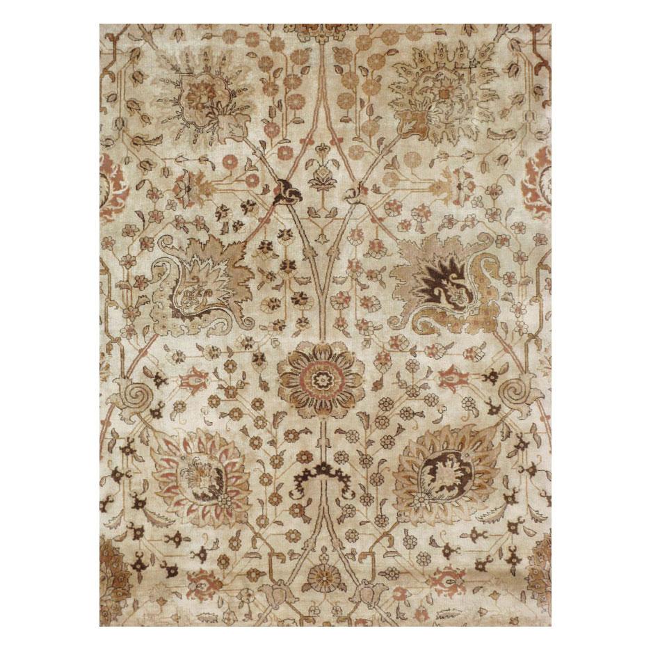 Ein alter persischer Teppich aus Täbris, der in der Mitte des 20. Jahrhunderts handgefertigt wurde, mit großen Palmetten, die durch Ranken miteinander verbunden sind, auf einem beigen Feld und einer Bordüre in Mauvetönen.

Maße: 10'11