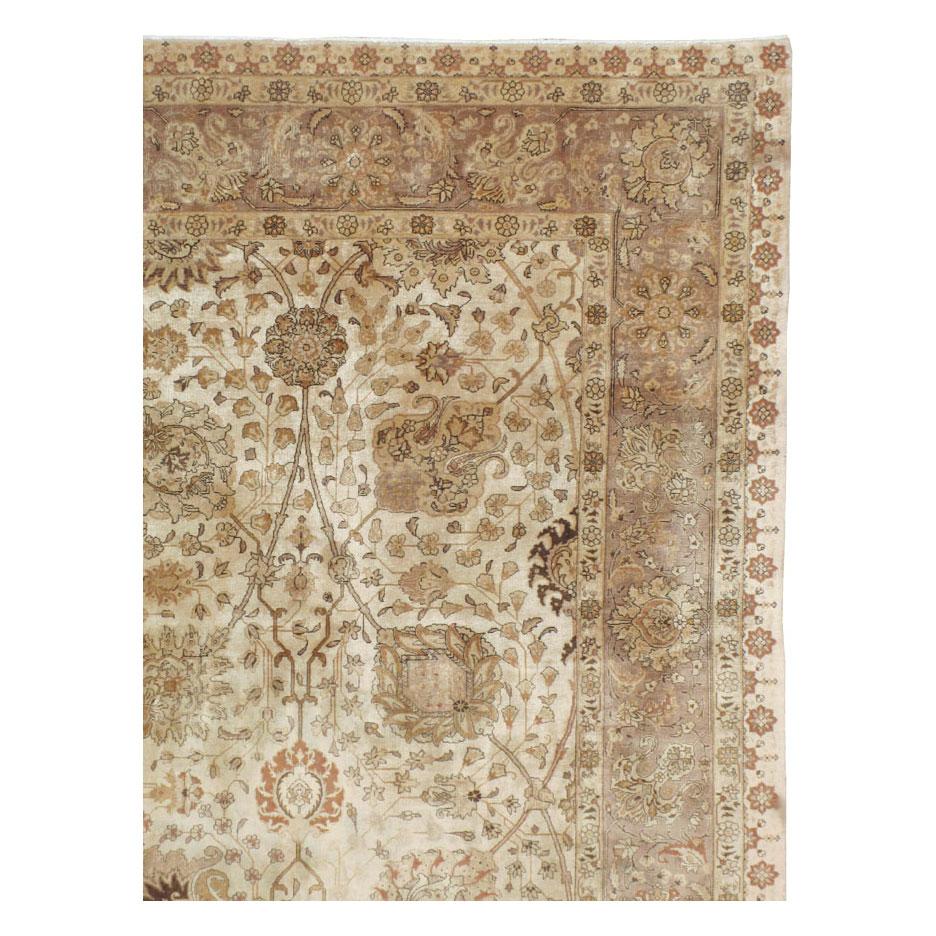Persischer Täbris-Teppich in Zimmergröße in Beige und Mauve aus der Mitte des 20. Jahrhunderts (Viktorianisch) im Angebot