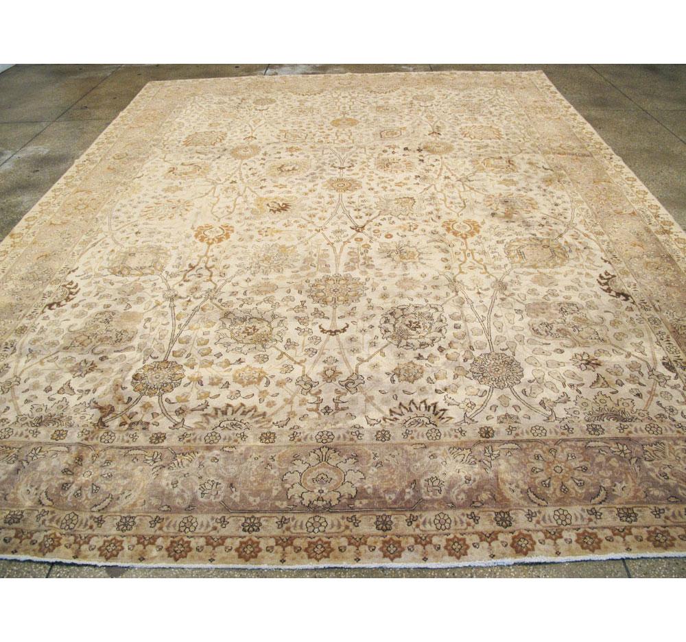 Persischer Täbris-Teppich in Zimmergröße in Beige und Mauve aus der Mitte des 20. Jahrhunderts im Zustand „Gut“ im Angebot in New York, NY