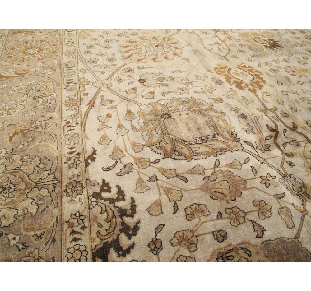 Persischer Täbris-Teppich in Zimmergröße in Beige und Mauve aus der Mitte des 20. Jahrhunderts (Wolle) im Angebot