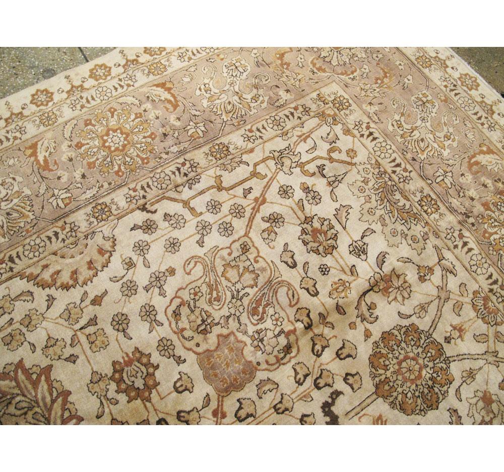Persischer Täbris-Teppich in Zimmergröße in Beige und Mauve aus der Mitte des 20. Jahrhunderts im Angebot 1