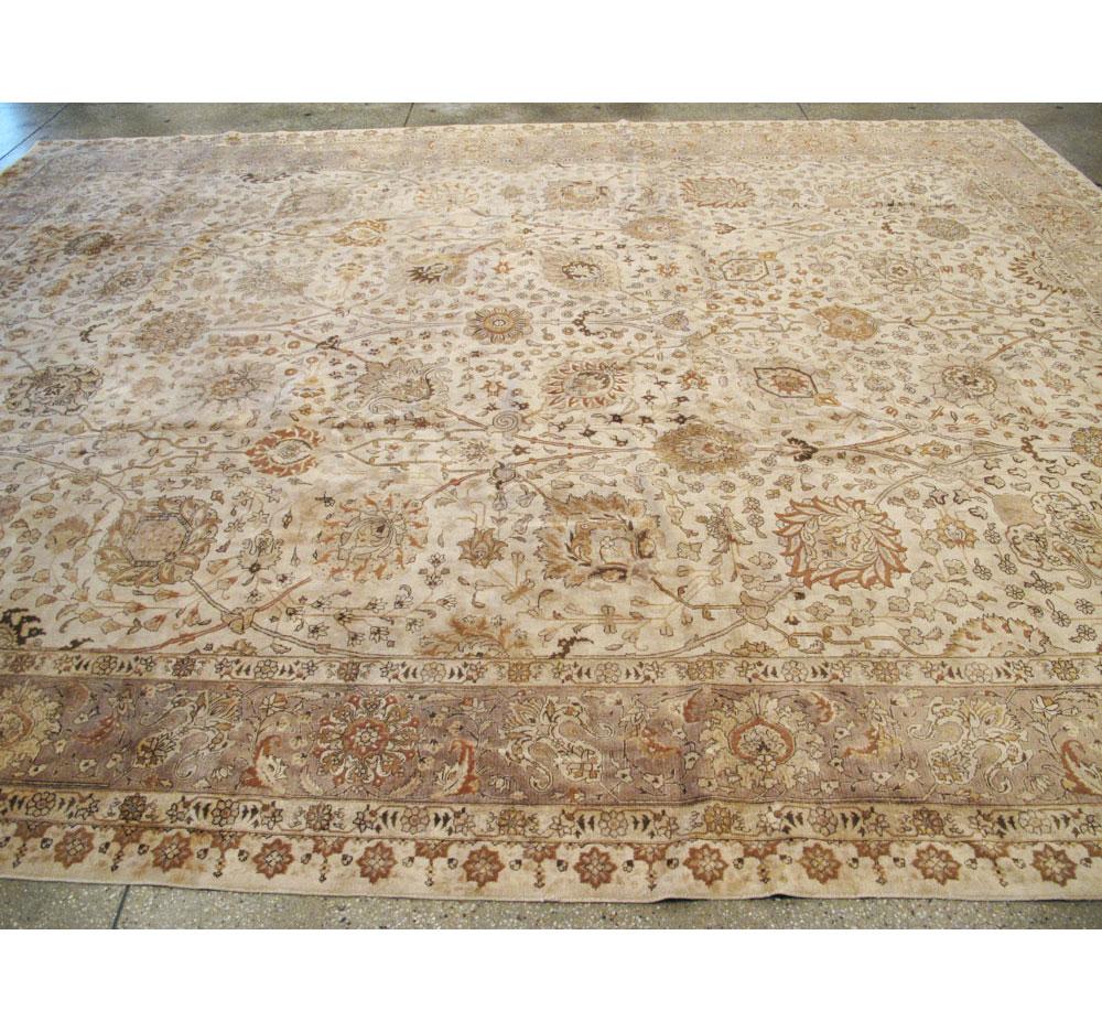 Persischer Täbris-Teppich in Zimmergröße in Beige und Mauve aus der Mitte des 20. Jahrhunderts im Angebot 3